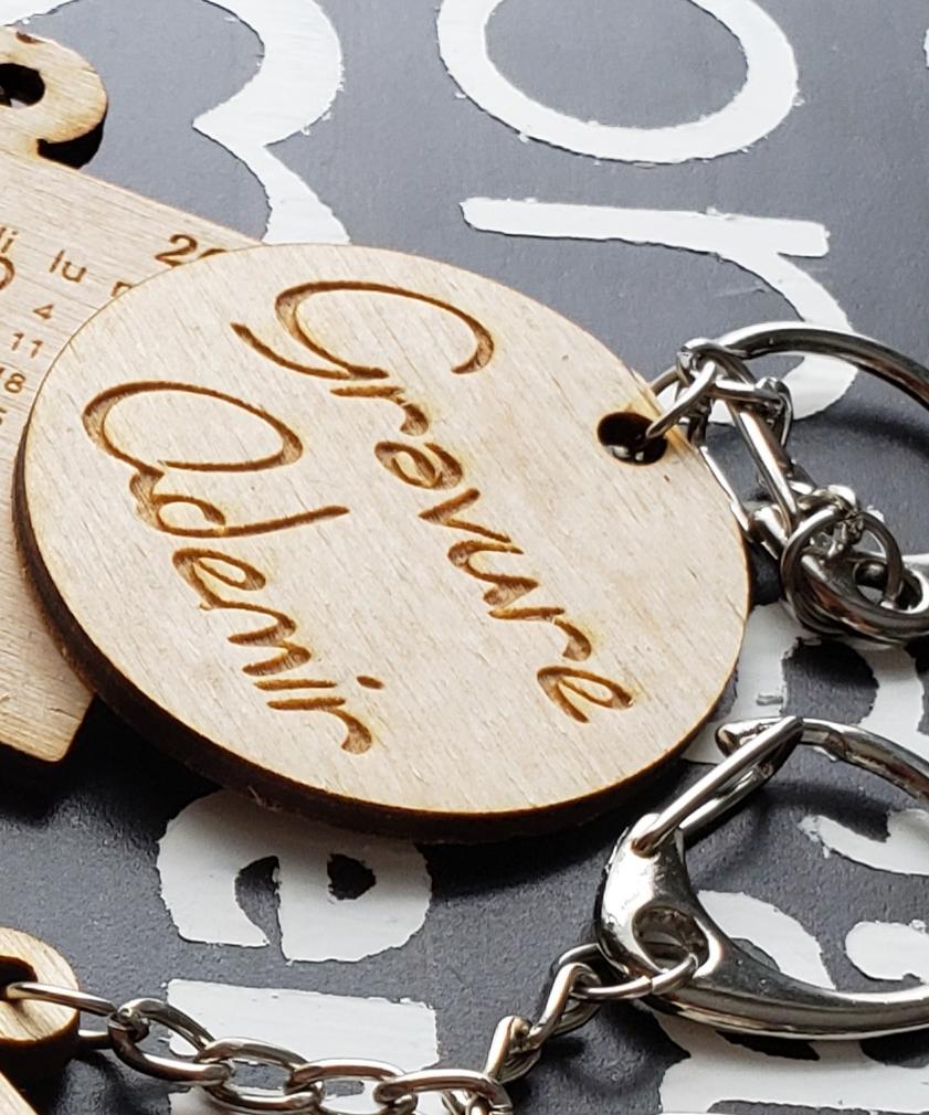 Porte-clés rond en bois gravé avec prénom